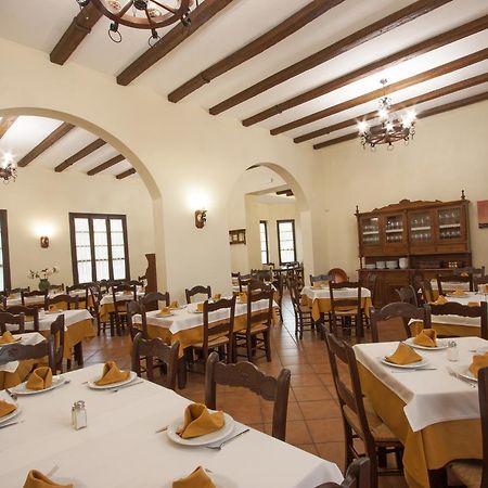 Hotel Puerta De La Sierra Пуерто Серано Екстериор снимка